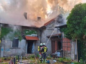 Ein Dachstuhlbrand in der Forther Hauptstraße hat am Montagmorgen einen Großeinsatz der Feuerwehr ausgelöst.