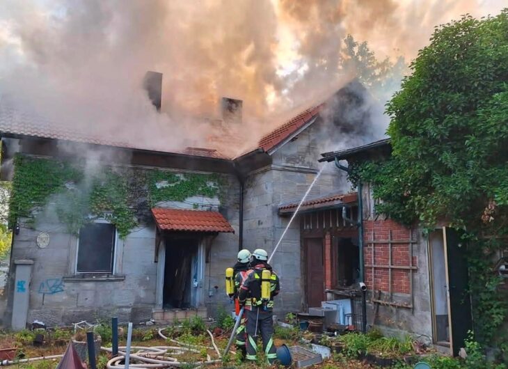 Ein Dachstuhlbrand in der Forther Hauptstraße hat am Montagmorgen einen Großeinsatz der Feuerwehr ausgelöst.