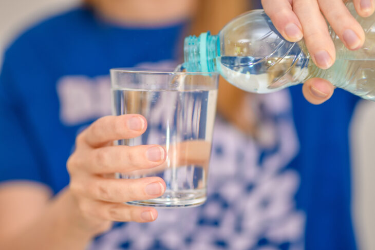 Mindestens zwei bis drei Liter Flüssigkeit pro Tag sind an heißen Tagen Pflicht.