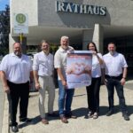 Bürgermeister Thomas Lang (Mitte) mit Stefan Kleinlein von der BRK-Bereitschaft Lauf, Kreisgeschäftsführer Markus Deyhle, der Blutspendebeauftragten Petra Viktorin und ihrem Stellvertreter Christian Haßler.
