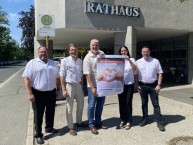 Bürgermeister Thomas Lang (Mitte) mit Stefan Kleinlein von der BRK-Bereitschaft Lauf, Kreisgeschäftsführer Markus Deyhle, der Blutspendebeauftragten Petra Viktorin und ihrem Stellvertreter Christian Haßler.