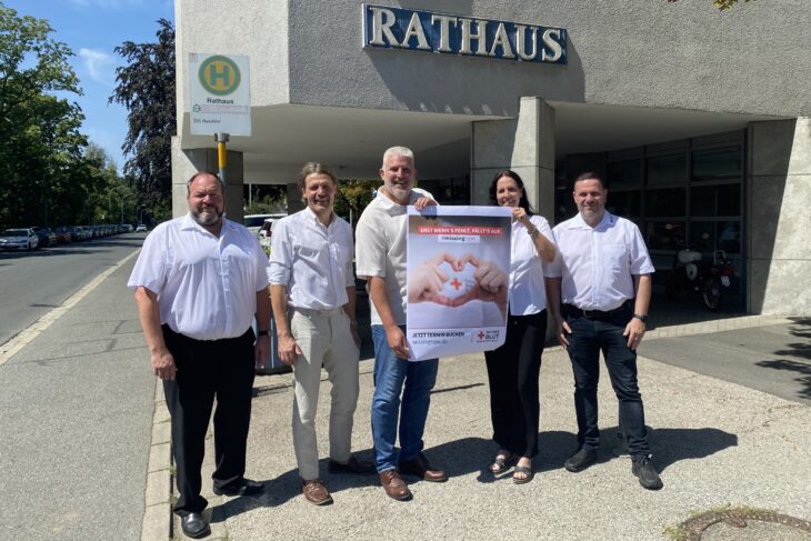 Bürgermeister Thomas Lang (Mitte) mit Stefan Kleinlein von der BRK-Bereitschaft Lauf, Kreisgeschäftsführer Markus Deyhle, der Blutspendebeauftragten Petra Viktorin und ihrem Stellvertreter Christian Haßler.