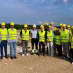 Beeindruckt zeigte sich die Gruppe rund um Angelika Pflaum (Stadt- und Kreisrätin) und Andrea Nüßlein (Gemeinderätin) von der Führung von Jürgen Damm (7. von links) und Sebastian Haas (links) am Oberbecken bei Deckersberg.