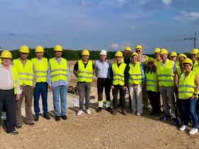 Beeindruckt zeigte sich die Gruppe rund um Angelika Pflaum (Stadt- und Kreisrätin) und Andrea Nüßlein (Gemeinderätin) von der Führung von Jürgen Damm (7. von links) und Sebastian Haas (links) am Oberbecken bei Deckersberg.