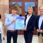 Bestnote für die VHS Hersbrucker Schweiz: Bürgermeister Robert Ilg freut sich mit Assessorin Heike Mühlbauer, VHS-Leiter Felix Steffan und Birgit Meister von der Stadtverwaltung (von rechts) über die erfolgreiche EFQM-Zertifizierung.