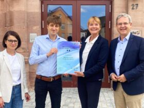 Bestnote für die VHS Hersbrucker Schweiz: Bürgermeister Robert Ilg freut sich mit Assessorin Heike Mühlbauer, VHS-Leiter Felix Steffan und Birgit Meister von der Stadtverwaltung (von rechts) über die erfolgreiche EFQM-Zertifizierung.