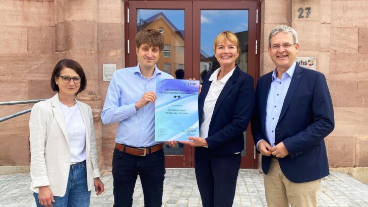 Bestnote für die VHS Hersbrucker Schweiz: Bürgermeister Robert Ilg freut sich mit Assessorin Heike Mühlbauer, VHS-Leiter Felix Steffan und Birgit Meister von der Stadtverwaltung (von rechts) über die erfolgreiche EFQM-Zertifizierung.