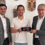 Der neue Kämmerer Johannes Merz (Mitte) erhält einen symbolischen Schlüssel von seinem Vorgänger Bruno Maier (rechts). Bürgermeister Sebastian Singer (links) wünschte ihm viel Erfolg bei der neuen Aufgabe.