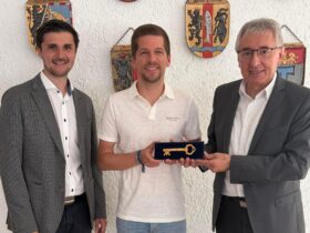 Der neue Kämmerer Johannes Merz (Mitte) erhält einen symbolischen Schlüssel von seinem Vorgänger Bruno Maier (rechts). Bürgermeister Sebastian Singer (links) wünschte ihm viel Erfolg bei der neuen Aufgabe.