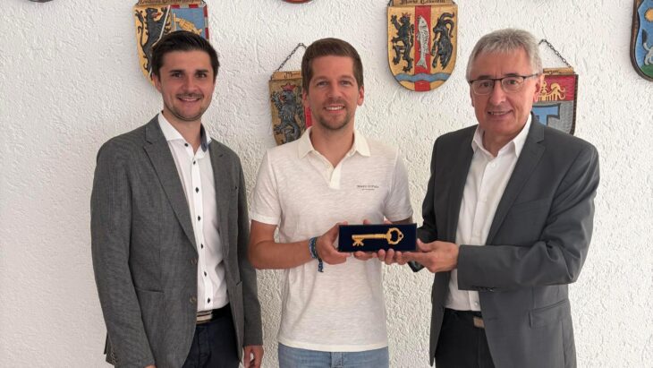 Der neue Kämmerer Johannes Merz (Mitte) erhält einen symbolischen Schlüssel von seinem Vorgänger Bruno Maier (rechts). Bürgermeister Sebastian Singer (links) wünschte ihm viel Erfolg bei der neuen Aufgabe.