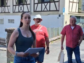Die Exkursionsgruppe befasste sich auch mit der Geschichte des KZ-Außenlagers in Pottenstein.