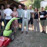 Die Projektträger freuen sich über die Fördergelder für ihre Öko-Kleinprojekte und erhielten von Landrat Armin Kroder (Mitte) ihre Plaketten.