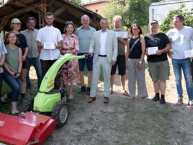 Die Projektträger freuen sich über die Fördergelder für ihre Öko-Kleinprojekte und erhielten von Landrat Armin Kroder (Mitte) ihre Plaketten.