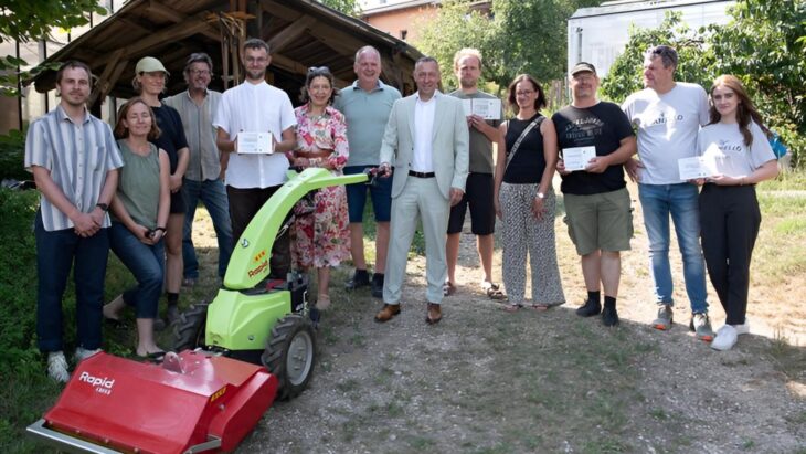 Die Projektträger freuen sich über die Fördergelder für ihre Öko-Kleinprojekte und erhielten von Landrat Armin Kroder (Mitte) ihre Plaketten.
