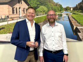 Norbert Dünkel (l.) und Schwarzenbrucks Bürgermeister Martin Glienke tauschten sich im Rathaus aus.
