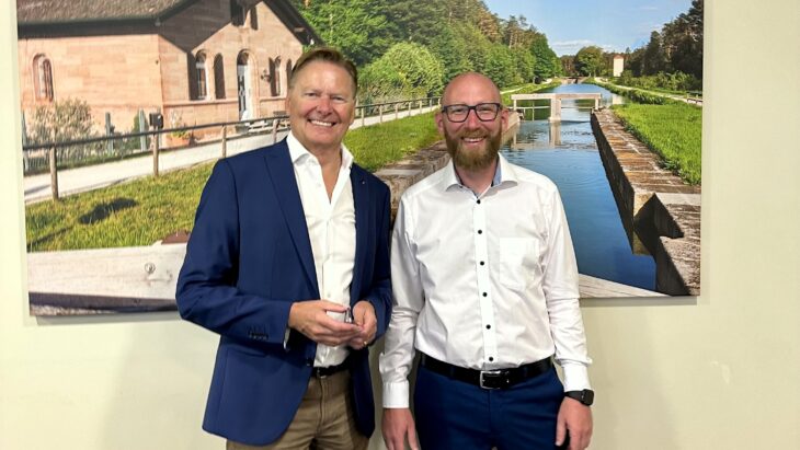Norbert Dünkel (l.) und Schwarzenbrucks Bürgermeister Martin Glienke tauschten sich im Rathaus aus.
