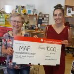 Eine Spende von 1000 Euro des Weltladens soll MAF in der momentanen Treibstoffkrise helfen.