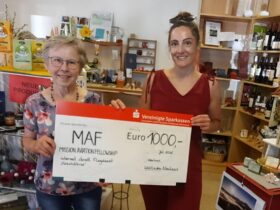 Eine Spende von 1000 Euro des Weltladens soll MAF in der momentanen Treibstoffkrise helfen.