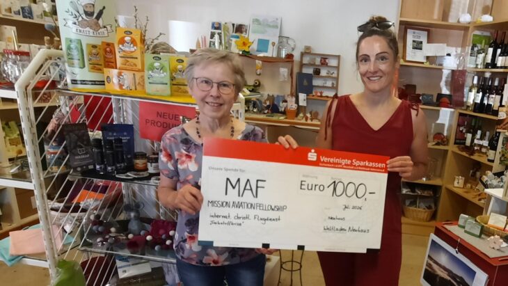 Eine Spende von 1000 Euro des Weltladens soll MAF in der momentanen Treibstoffkrise helfen.