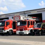 Feuerwehrfahrzeuge vor dem Feuerwehrhaus