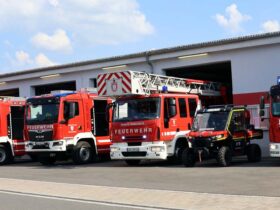 Feuerwehrfahrzeuge vor dem Feuerwehrhaus