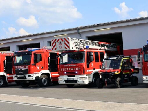 Feuerwehrfahrzeuge vor dem Feuerwehrhaus