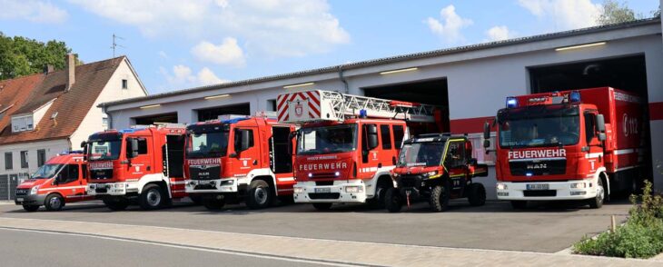 Feuerwehrfahrzeuge vor dem Feuerwehrhaus