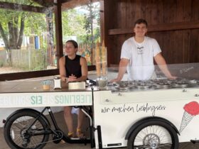Für viel Freude sorgte das Eisfahrrad: Bei großer Hitze besuchte der mobile Eisladen die Schulhäuser.
