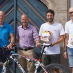 Feuchts Erster Bürgermeister Harald Danzl (2.v.l.) zeichnet die drei Feuchter Einzelsieger aus (von links): Thomas Häußinger (2. Platz), Fabian Obst (1. Platz) und Werner Hecker (3. Platz).