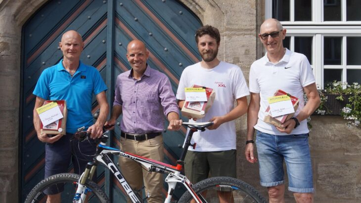 Feuchts Erster Bürgermeister Harald Danzl (2.v.l.) zeichnet die drei Feuchter Einzelsieger aus (von links): Thomas Häußinger (2. Platz), Fabian Obst (1. Platz) und Werner Hecker (3. Platz).