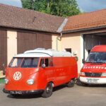 Generation 1 trifft Generation 4: Das erste Feuerwehrfahrzeug der Engelthaler Wehr, ein VW Transporter T1 (links), war für einen kurzen Besuch wieder in Engelthal.