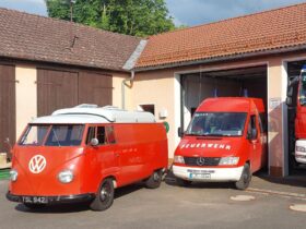 Generation 1 trifft Generation 4: Das erste Feuerwehrfahrzeug der Engelthaler Wehr, ein VW Transporter T1 (links), war für einen kurzen Besuch wieder in Engelthal.