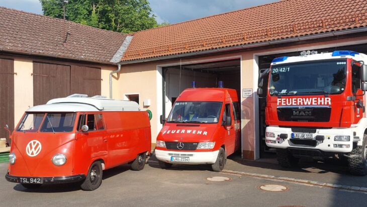 Generation 1 trifft Generation 4: Das erste Feuerwehrfahrzeug der Engelthaler Wehr, ein VW Transporter T1 (links), war für einen kurzen Besuch wieder in Engelthal.