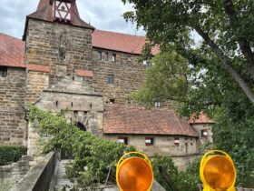 Voraussichtlich länger gesperrt bleibt die Brücke zum Wenzelschloss.