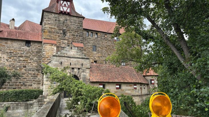 Voraussichtlich länger gesperrt bleibt die Brücke zum Wenzelschloss.