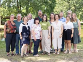 Links die Fraktionsmitglieder (mit Ausnahme von Erika Vogel, die nicht dabei sein konnte), rechts die vier Frauen des Frauenhilfevereins.