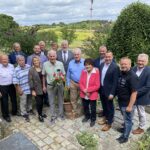 Manfred Scheld (grünes Oberteil) im Kreis seiner Gratulanten.
