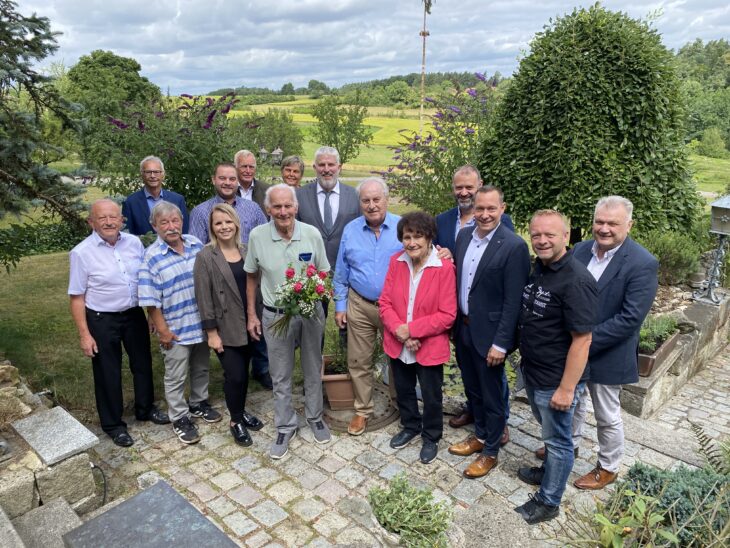Manfred Scheld (grünes Oberteil) im Kreis seiner Gratulanten.