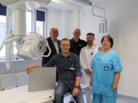 Von links: Geschäftsführer Guido Schmidt, Stefan Rippel, Leiter der Radiologie in den Krankenhäusern Lauf und Altdorf, Dr. Christian Grüneis von der Praxis Grüneis & Kausler, Dr. Ovidiu Jurcau, standortleitender Oberarzt, und Angelika Wiemann, medizinische Technologin für Radiologie am Krankenhaus Altdorf.