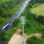 An der A9 nahe der Hangbrücke Osternohe steht jetzt ein neuer, 28 Meter hoher Mobilfunkmast