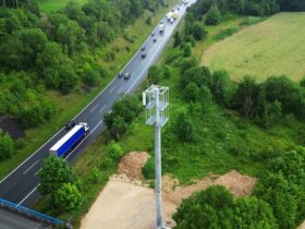 An der A9 nahe der Hangbrücke Osternohe steht jetzt ein neuer, 28 Meter hoher Mobilfunkmast