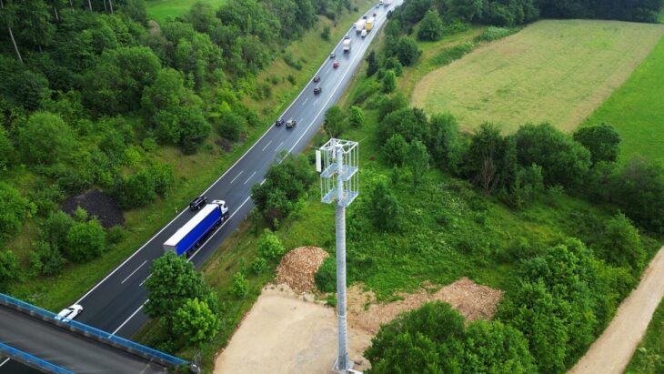 An der A9 nahe der Hangbrücke Osternohe steht jetzt ein neuer, 28 Meter hoher Mobilfunkmast