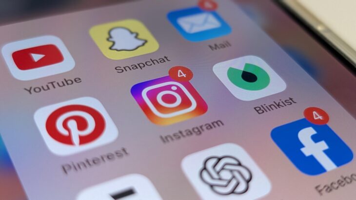 Die Auswahl an digitalen Medien ist groß. Wichtig ist deshalb, dass Eltern wissen, wie sie ihren Kindern einen verantwortungsvollen Umgang mit ihnen beibringen.