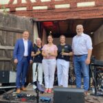 Von links: Armin Kroder, den Landrat des Landkreises Nürnberger Land, die Organisatorinnen Nicole Reit (arteschock e.V.), Dr. Ina Gombert (Stadtbücherei Lauf) und Viola Gellings (arteschock e.V.) und Laufs Bürgermeister Thomas Lang bei der Eröffnung von „Sommer in Lauf“.