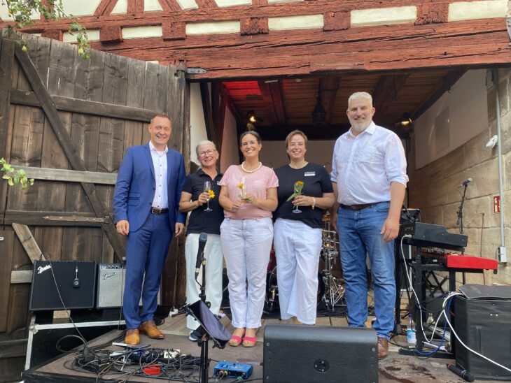 Von links: Armin Kroder, den Landrat des Landkreises Nürnberger Land, die Organisatorinnen Nicole Reit (arteschock e.V.), Dr. Ina Gombert (Stadtbücherei Lauf) und Viola Gellings (arteschock e.V.) und Laufs Bürgermeister Thomas Lang bei der Eröffnung von „Sommer in Lauf“.