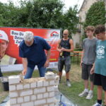 Bürgermeister Thomas Lang zeigte beim „Tag des Handwerks“ im Laufer Industriemuseum am Stand von Maisel Bau seine handwerklichen Fähigkeiten.