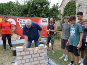 Bürgermeister Thomas Lang zeigte beim „Tag des Handwerks“ im Laufer Industriemuseum am Stand von Maisel Bau seine handwerklichen Fähigkeiten.