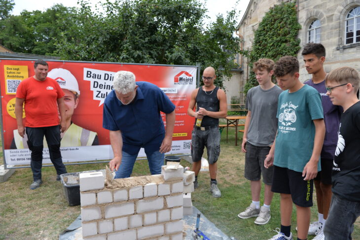 Bürgermeister Thomas Lang zeigte beim „Tag des Handwerks“ im Laufer Industriemuseum am Stand von Maisel Bau seine handwerklichen Fähigkeiten.