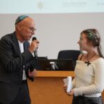 Terry Swartzberg im Gespräch mit einer Schülerin aus Hersbruck.