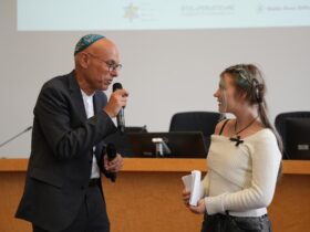 Terry Swartzberg im Gespräch mit einer Schülerin aus Hersbruck.